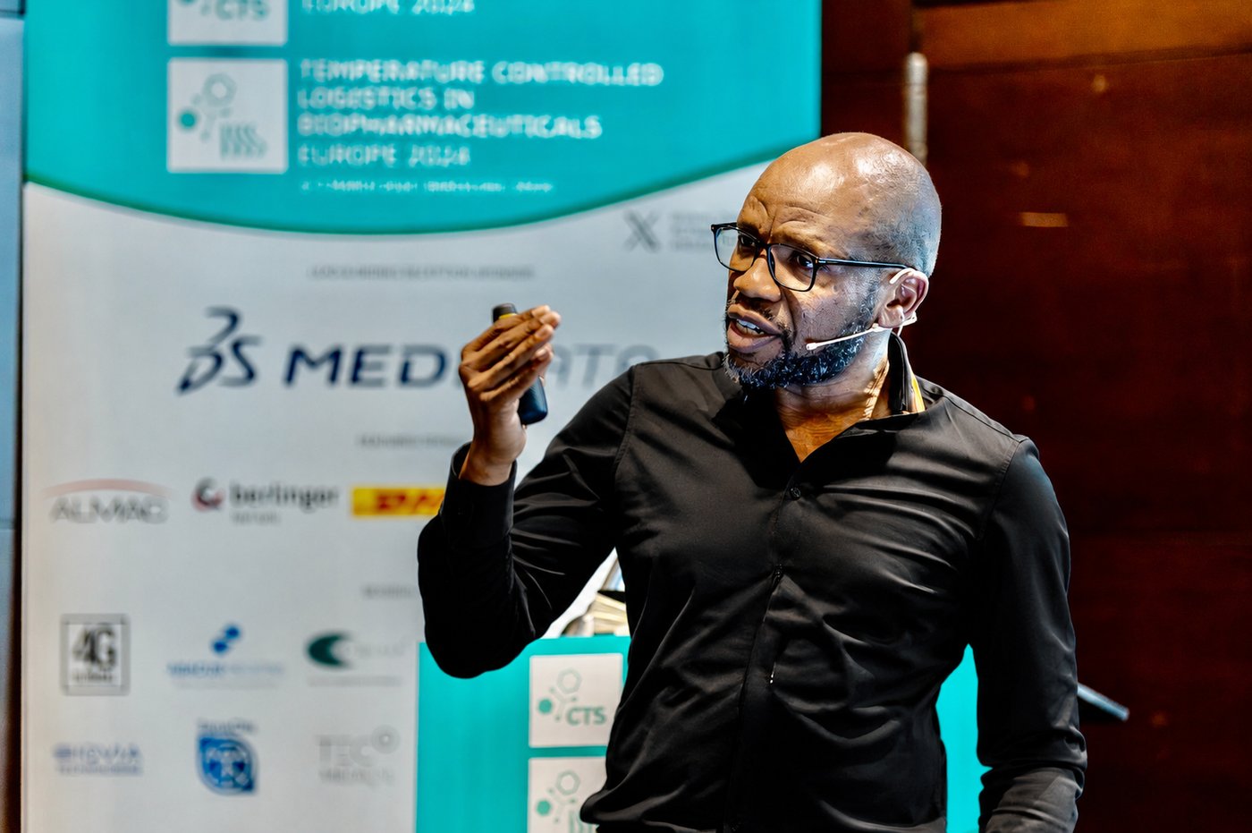 Révérien Uwacu speaking at a clinical trial supply industry forum
